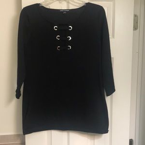 Black 3/4 sleeve sweater.